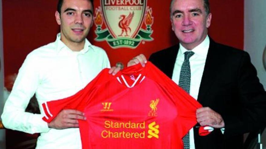 Aspas, junto a Ian Ayre, director deportivo red. // Fotos: Liverpoolfc.com