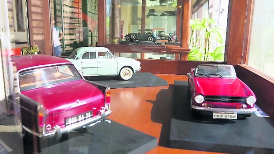 Una exposición de sesenta miniaturas a escala de coches clásicos de una colección privada