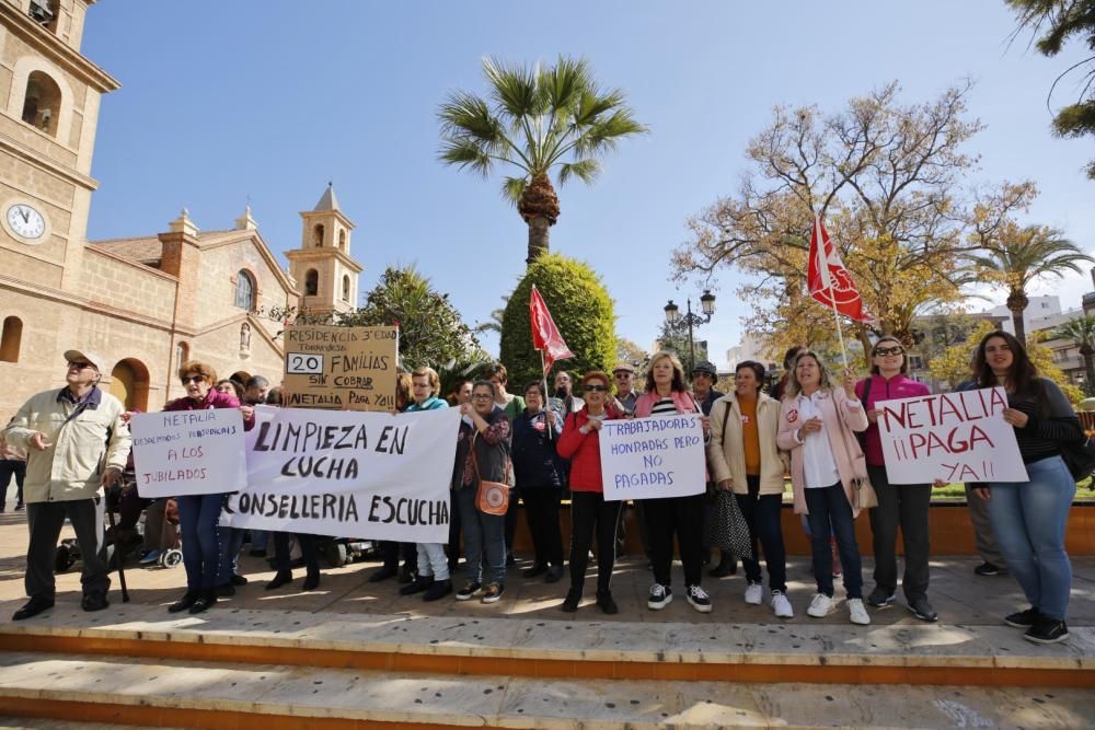 Las limpiadoras en huelga por los impagos de la empresa adjudicataria de la Generalitat protagonizaron ayer una protesta ante el Ayuntamiento de Torrevijea