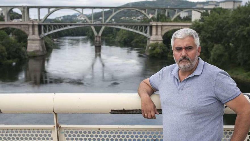 José Manuel Cabaleiro, con los dos símbolos del barrio superpuestos: Puente Nuevo y viaducto del tren. // Brais Lorenzo