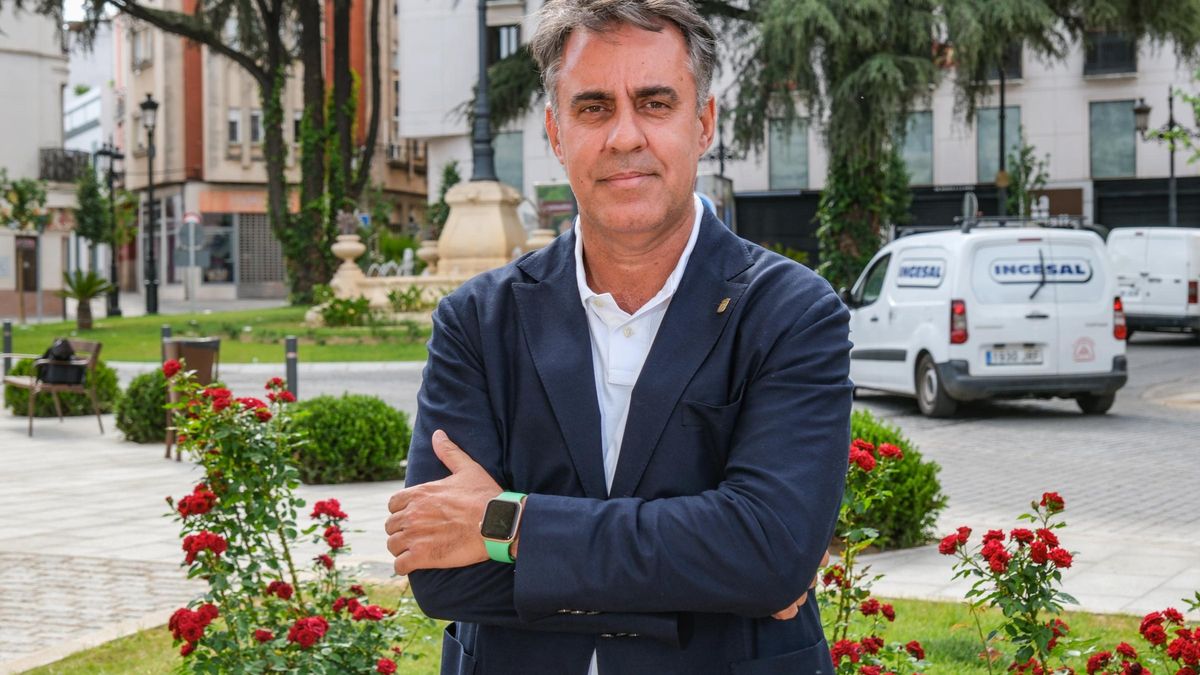 Joaquín Parra, en la plaza de Reyes Católicos de Badajoz.