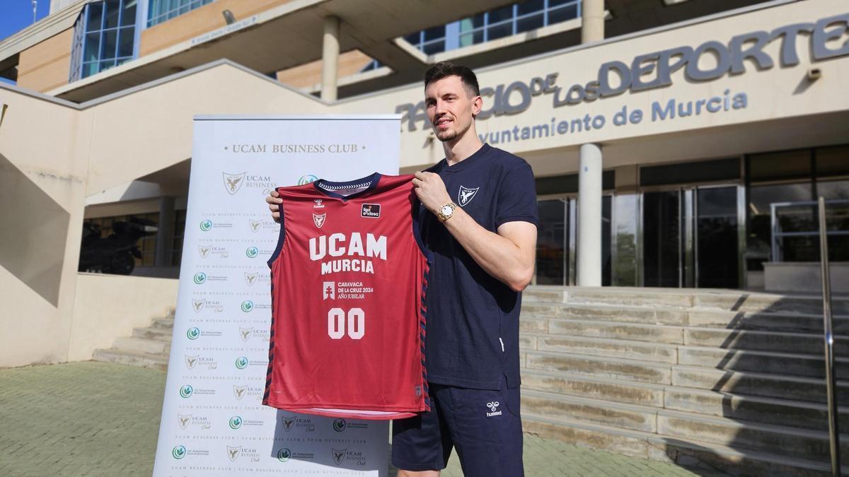 Rodions Kurucs, en su presentación como jugador del UCAM Murcia.