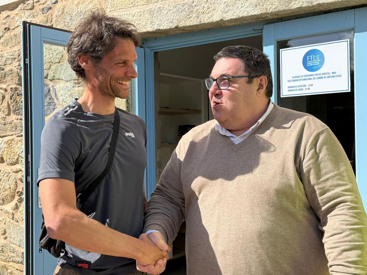 O alcalde de Noia, á dereita, co primeiro peregrino acollido no albergue da Chaínza.