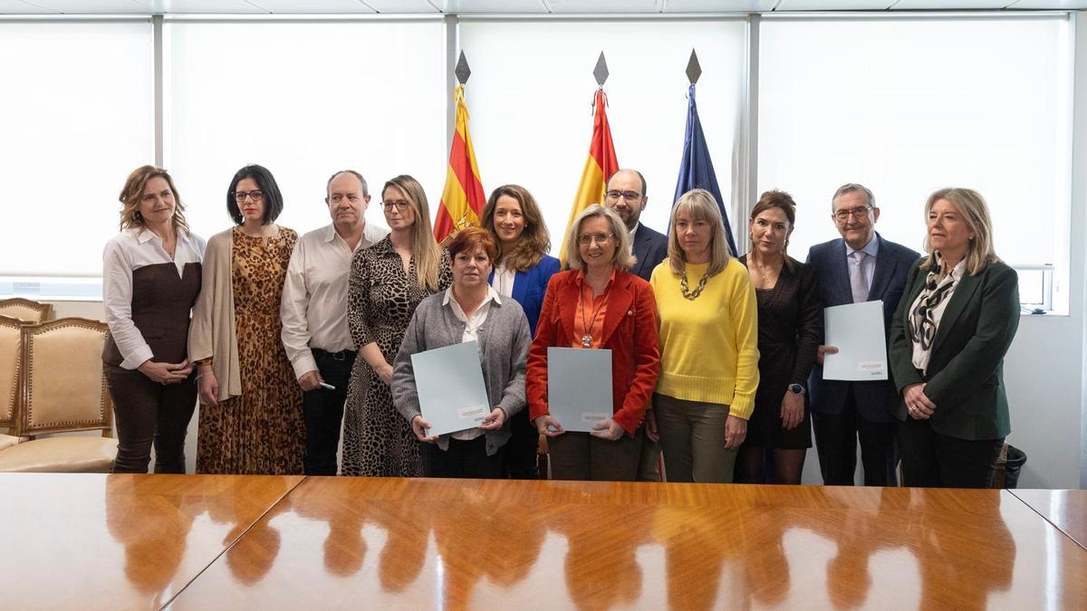 Firma del acuerdo en el Salud, este sábado.