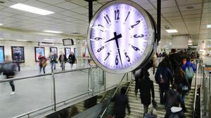 El reloj del vestíbulo de Renfe en la plaza de Catalunya.