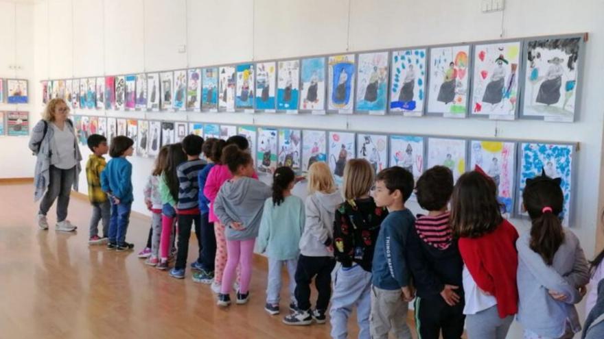 Alguns alumnes de Cadaqués visitant l’exposició. | ESCOLA CADAQUÉS