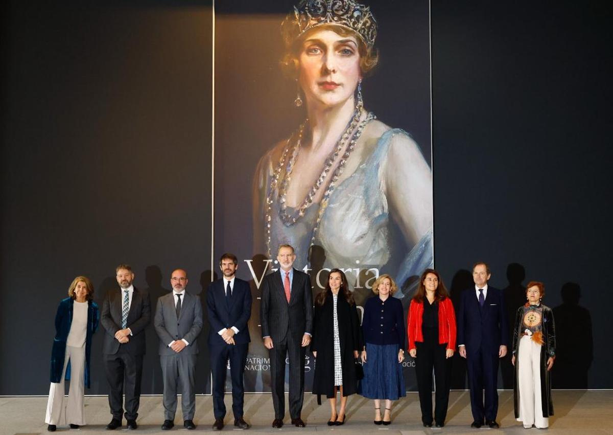 Los Reyes, con las autoridades que han asistido a la inauguración de la exposición, este martes en Madrid.