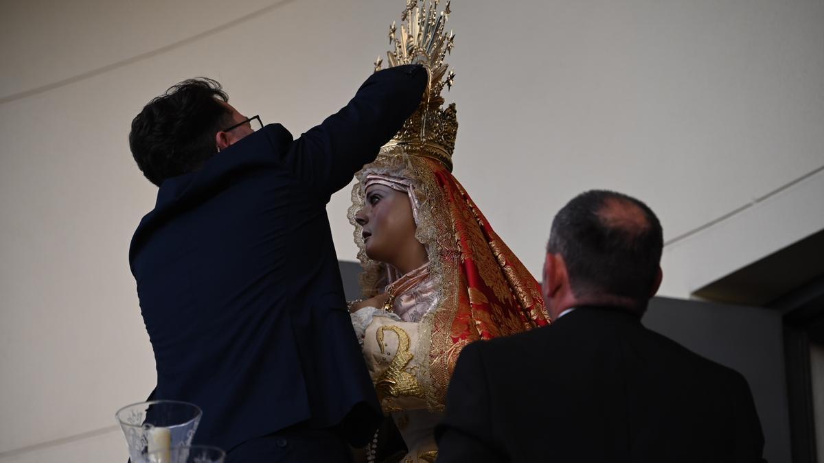 Jesús Vélez coloca la corona a la Virgen.