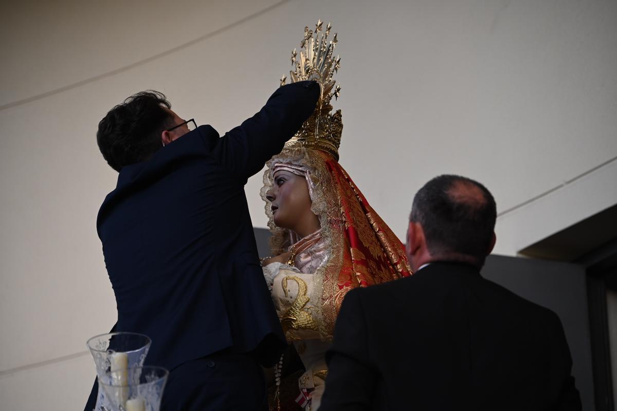 Jesús Vélez coloca la corona a la Virgen.