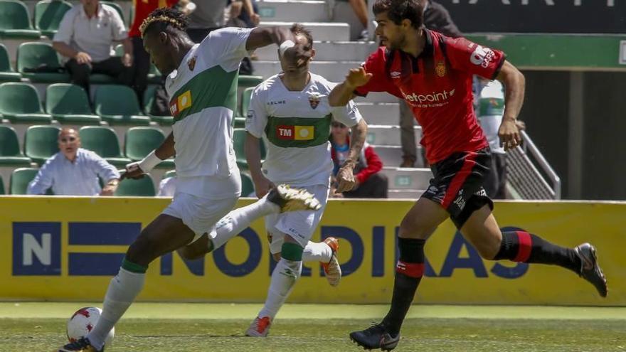 José Ángel intenta frenar a un delantero del Elche en el partido disputado en el Martínez Valero.