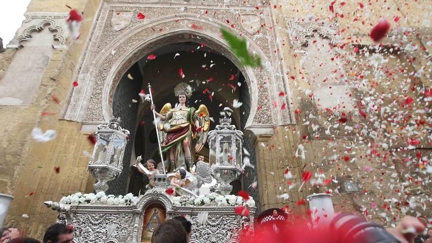 La imagen de San Rafael sale en procesión este sábado en Córdoba en rogativa por la lluvia