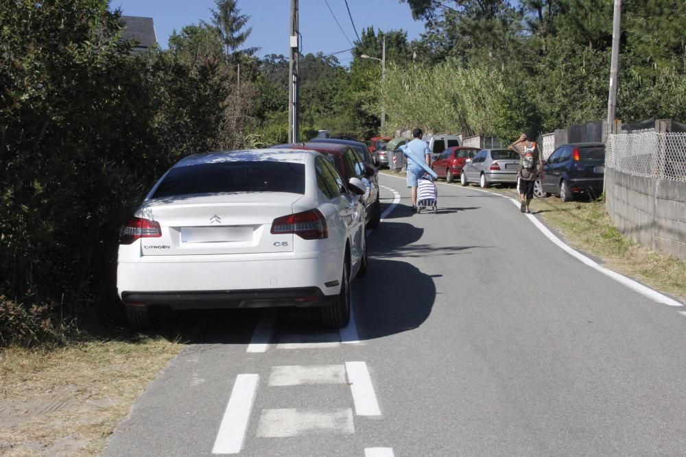 Multan a decenas de coches mal aparcados en las playas de Cangas