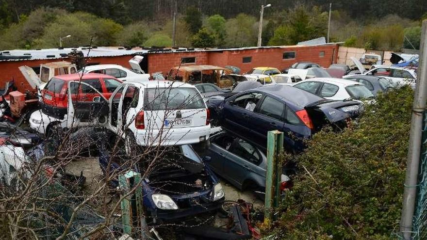 Establecimiento de desguace de coches.