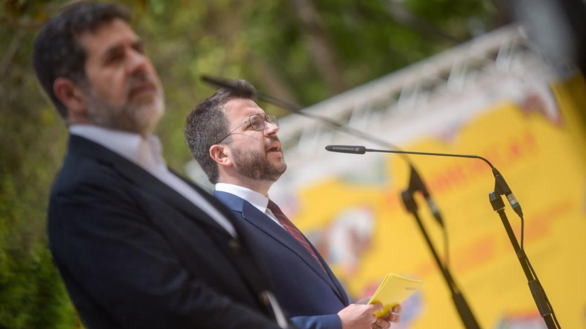 El secretari general de JxCat, Jordi Sànchez, amb el vicepresident de la Generalitat amb funcions de president, Pere Aragonès, el 17 de maig de 2021