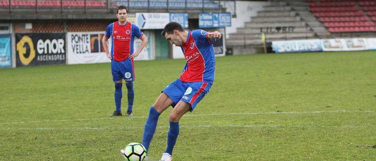 Cristian Dacosta ejecuta un penalti en el campo de O Couto, ante la mirada de su compañero Hugo García. // Iñaki Osorio