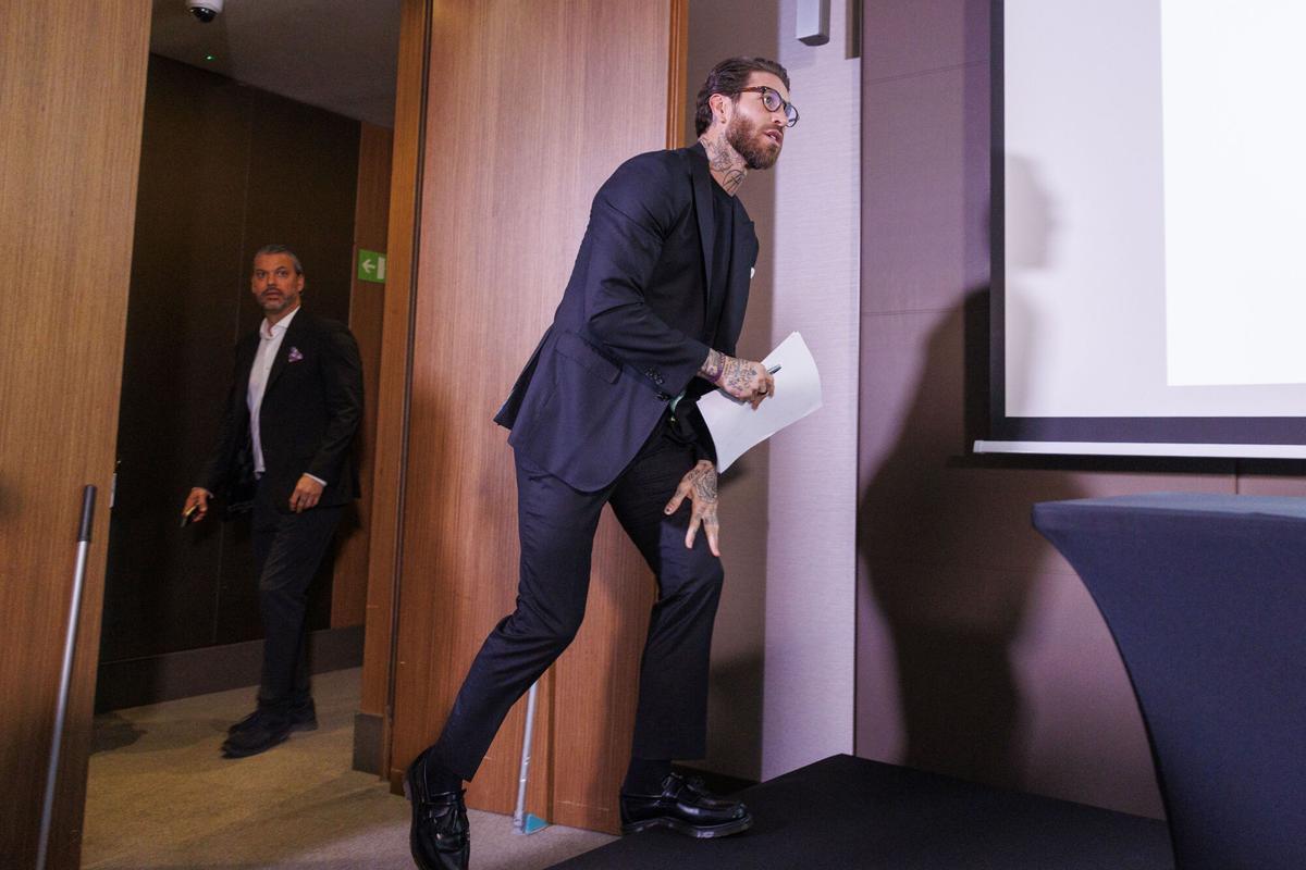 SEVILLA, 01/06/2026.- Sergio Ramos, como cabeza visible del fondo de inversión Five Eleven Capital interesado en la compraventa del Sevilla, durante la conferencia de prensa que ofrece hoy lunes en un hotel sevillano para informar sobre el estado de este proceso, después de que las familias que detentan la mayoría accionarial del club dieran por "rota" la negociación. Los accionistas principales del Sevilla han emitido este lunes un comunicado en el que aseguran que el pasado 27 de mayo, "a pocos días para que venciese el acuerdo" al que se había llegado para la compraventa de club, Sergio Ramos "y sus asesores declararon su expresa voluntad de no" cumplirlo. EFE/ Julio Muñoz