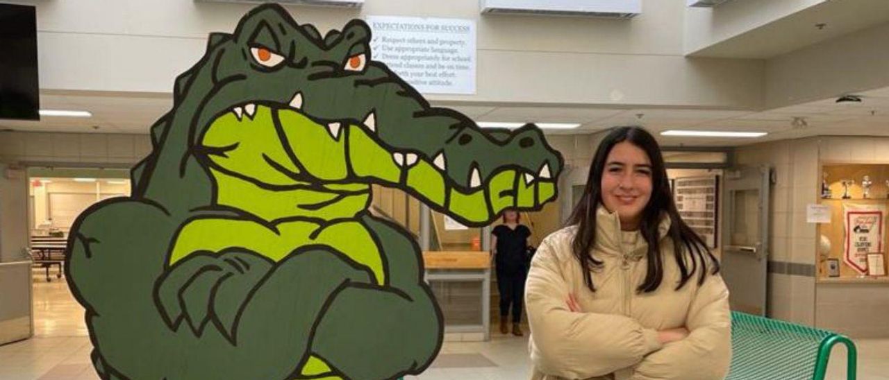 Con la mascota del equipo del instituto, los Gators. | Cedida