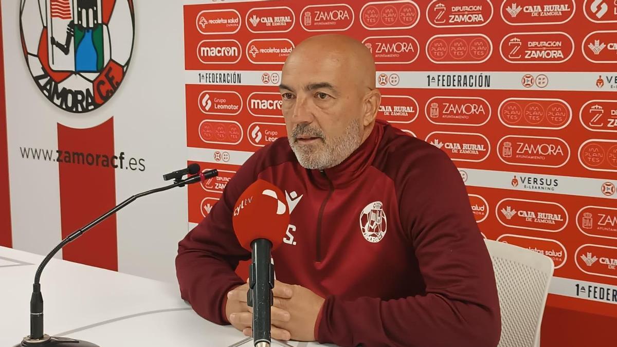 Juan Sabas, este viernes en rueda de prensa antes del choque ante el Real Avilés.