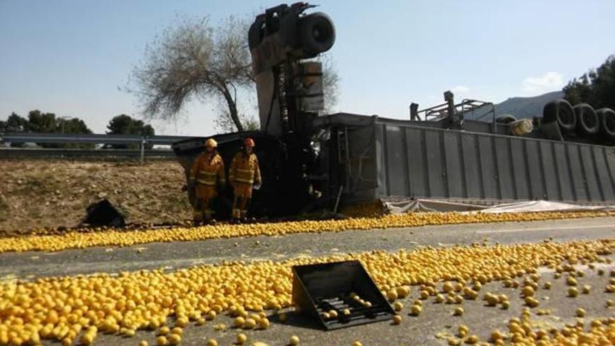 Un accidente llena de limones la carretera