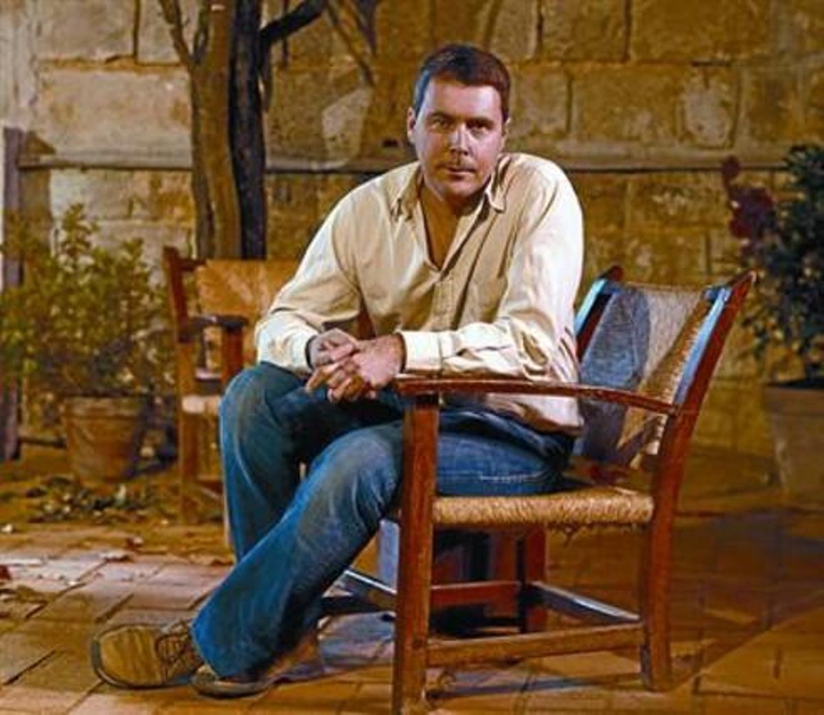 Oriol Broggi, assegut a la nau gòtica de la Biblioteca de Catalunya. Oriol Broggi, assegut a la nau gòtica de la Biblioteca de Catalunya.
