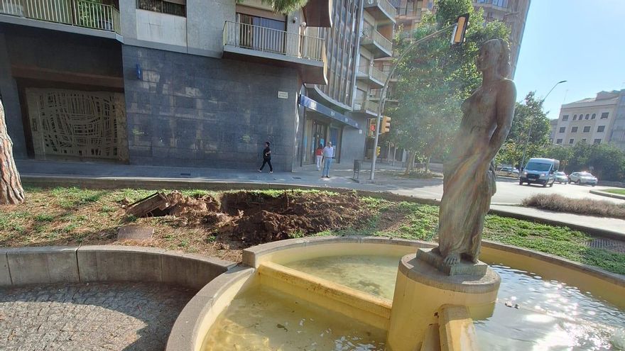 Un somrient Pere Miró rep l'aplaudiment dels assistents a l'acte després de ser designat Fill Predilecte de Manresa