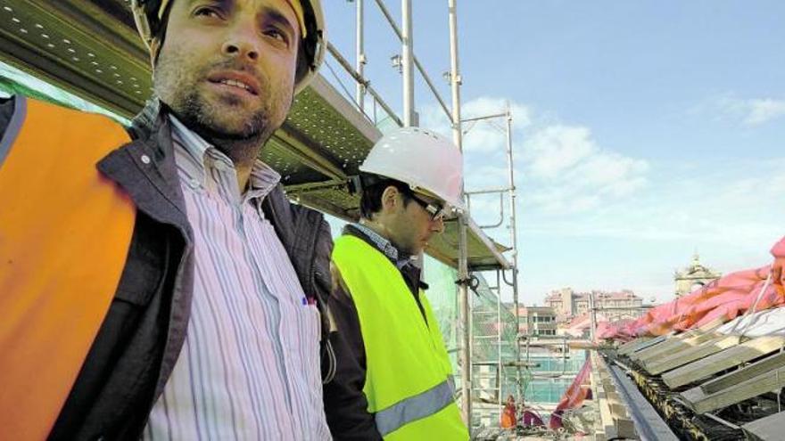 Benjamín Suárez y Rubén Martínez, en lo alto del ábside de los Padres Franciscanos, cuya cubierta está prácticamente finalizada.