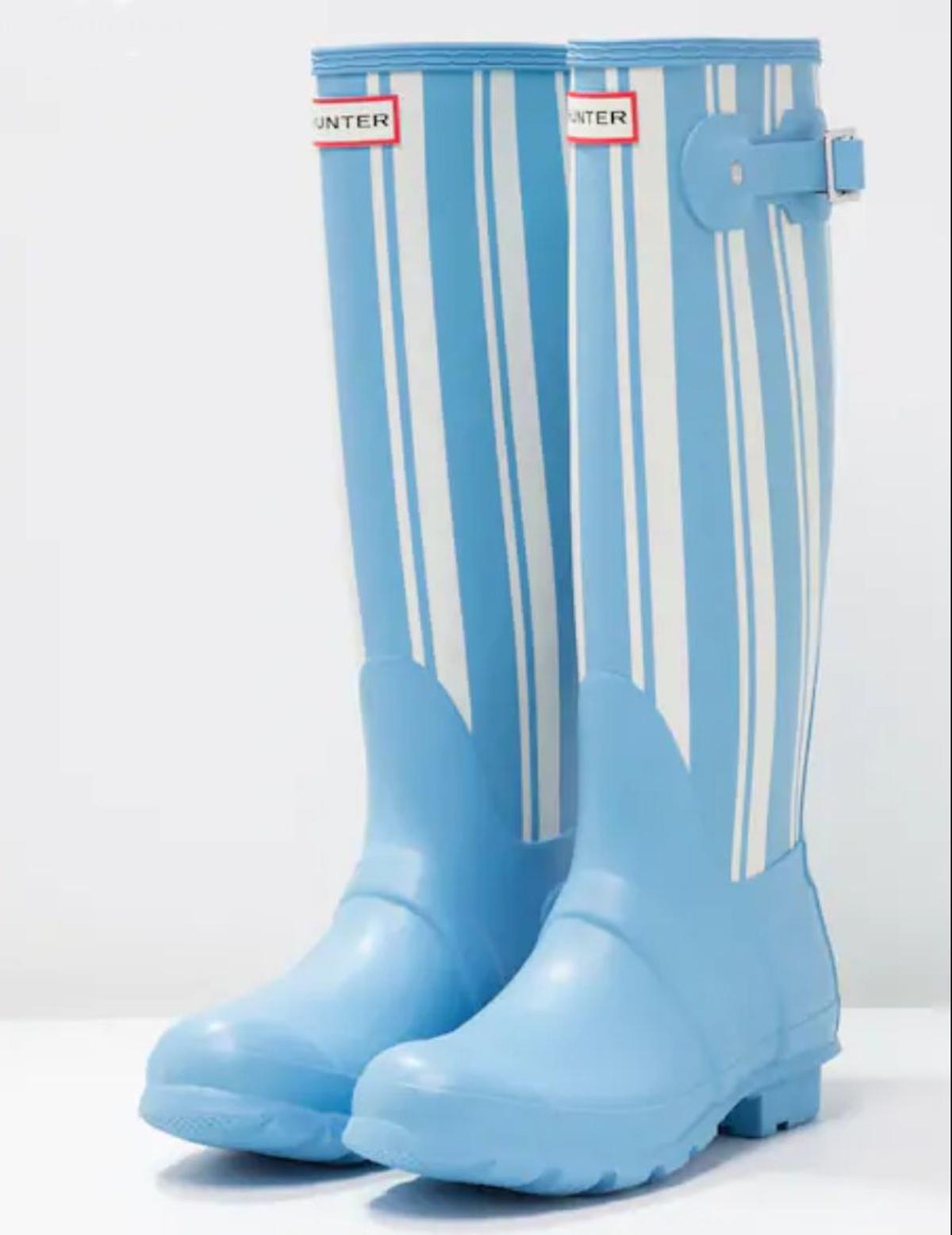 Botas de agua en azul y blanco, de Hunter (Precio: 99,95 euros)