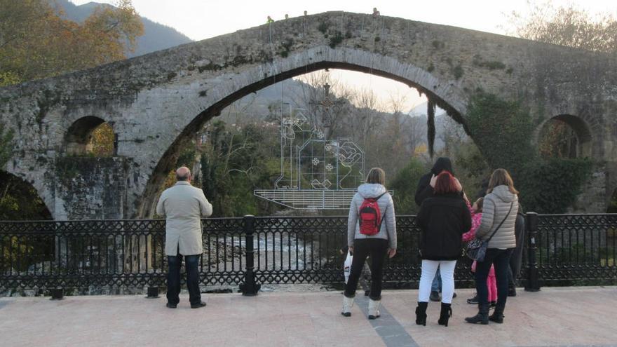 Instalado el arco navideño en El Puentón, en Cangas de Onís