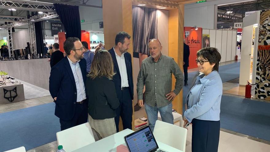 El alcalde, visitando uno de los stands e interesándose por cómo va la feria