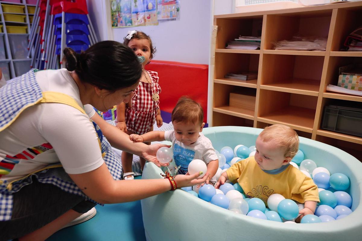 Monitoras y pequeños en una escuela infantil.
