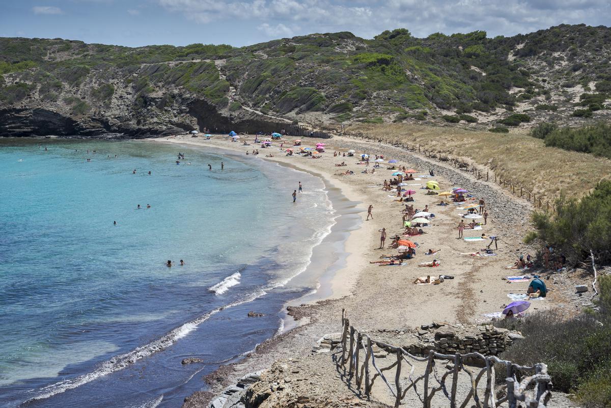 La Cala de la Tortuga es una de las más curiosas y bonitas playas de Menorca