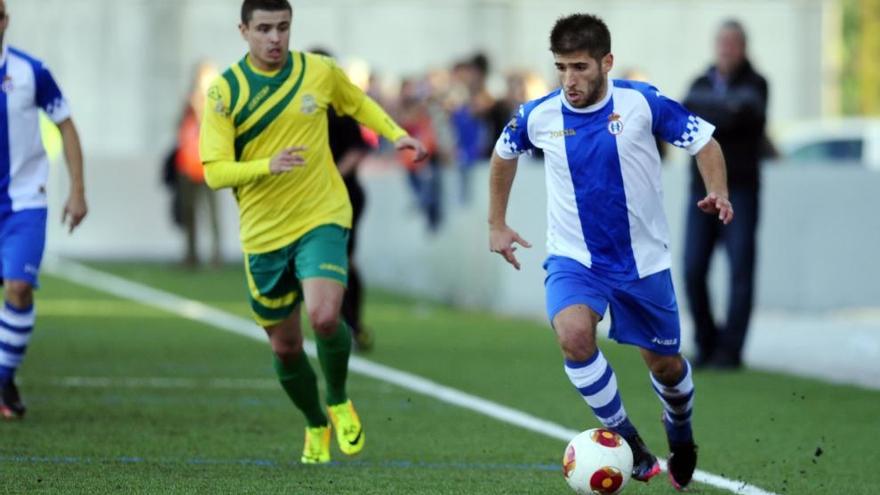 Álex Arias conduce el balón en un partido ante el Tropezón