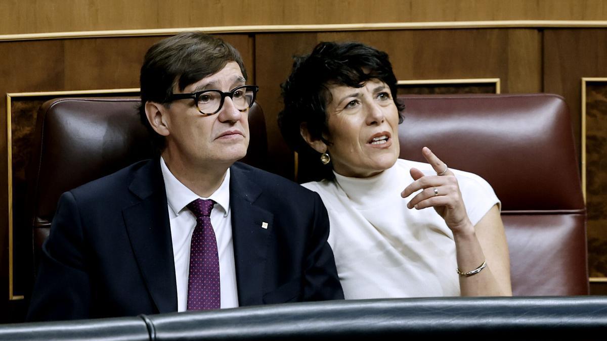 MADRID, 21/09/2026.- El president de la Generalitat de Catalunya, Salvador Illa (i), y la ministra de Inclusión, Seguridad Social y Migraciones, Elma Saiz, durante el acto en conmemoración del Día Internacional de la Paz y homenaje a la figura de Pau Casals este lunes, en el Congreso. EFE/ Sergio Pérez