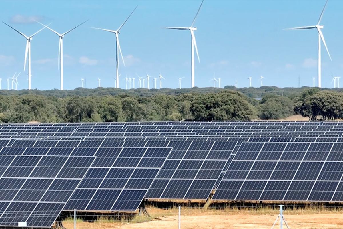 Aerogenaradores junto a placas fotovoltaicas.