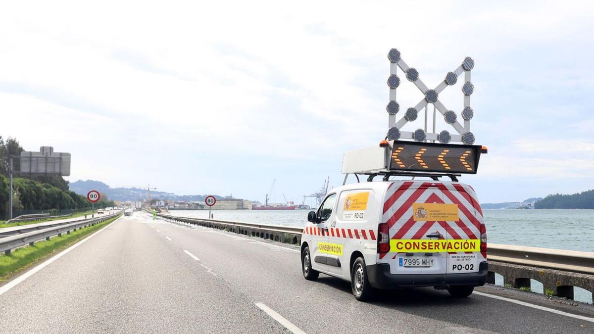 Un coche alerta de la entrada del mar en la autovía, que se ve al fondo.