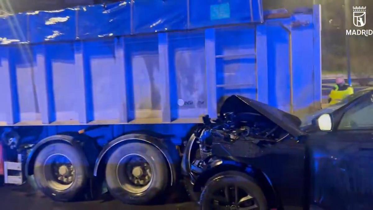 Un vehículo choca contra un camión en la M-30 y deja tres heridos