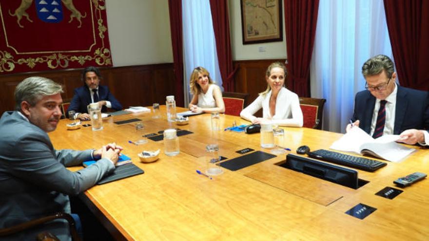 Un instante, ayer, de la primera reunión de la nueva Mesa del Parlamento.