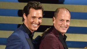 Los actores Matthew McConaughey (izq.) y Woody Harrelson, en la gala de los Primetime Emmy Awards, en el Nokia Theatre de Los Ángeles.