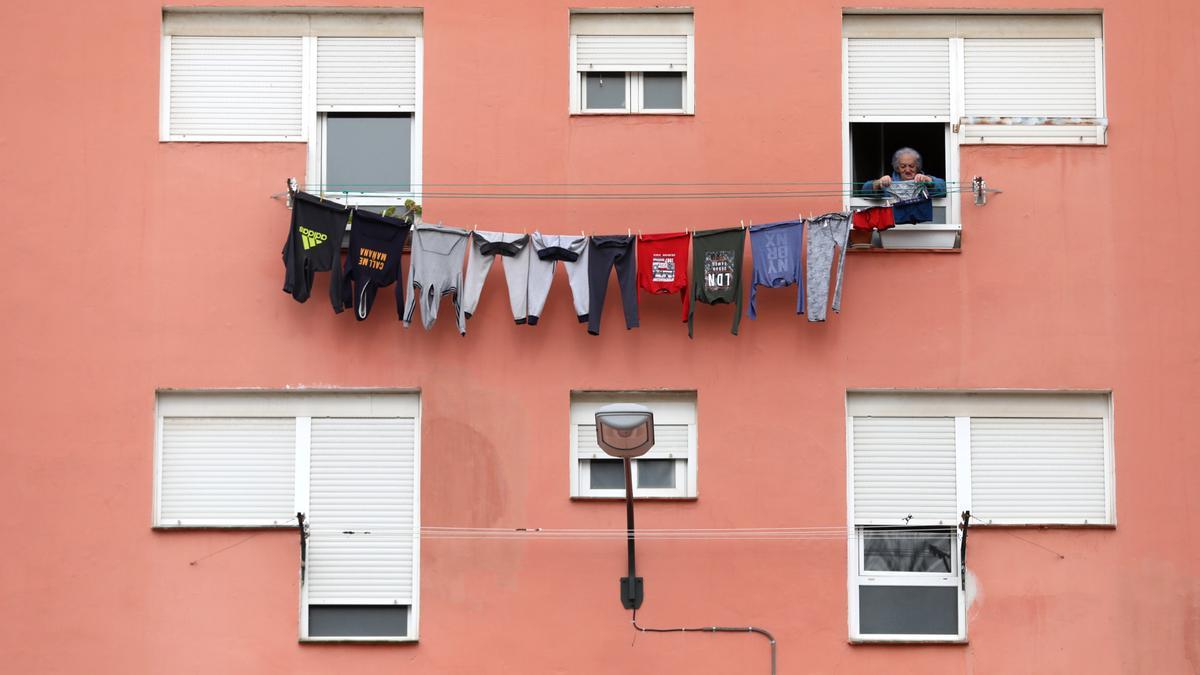 Es legal tender la ropa en la ventana?