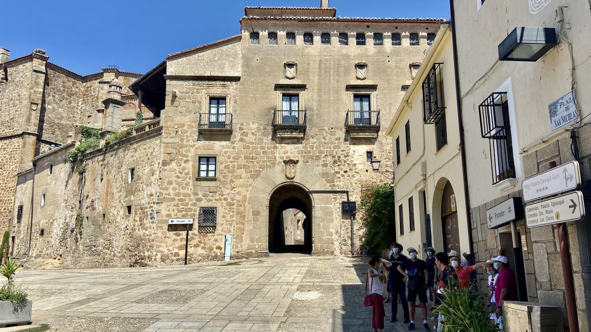 Turistas a la sombra, ayer, frente al Palacio del Marqués de Mirabel.