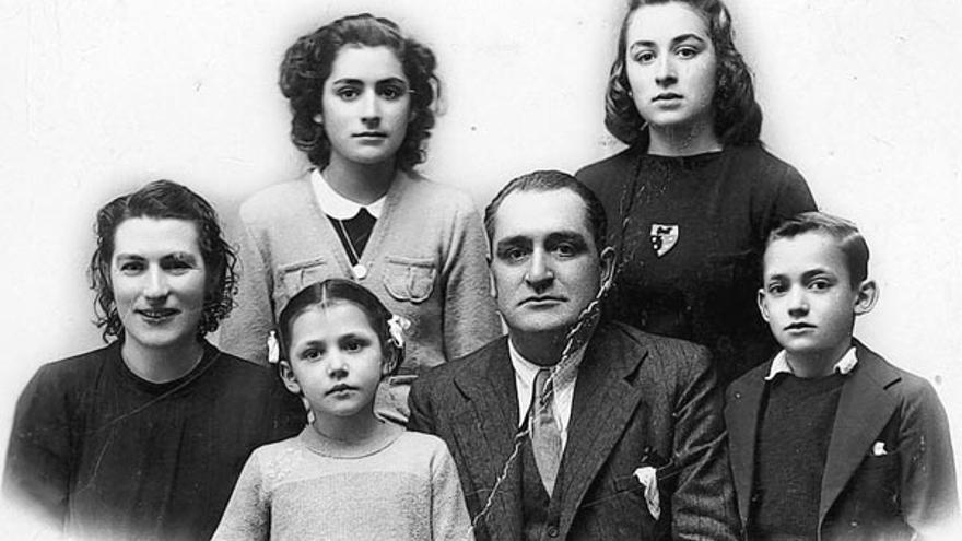 José Moreira Casal y su hija Maruxa con el resto de la familia. /