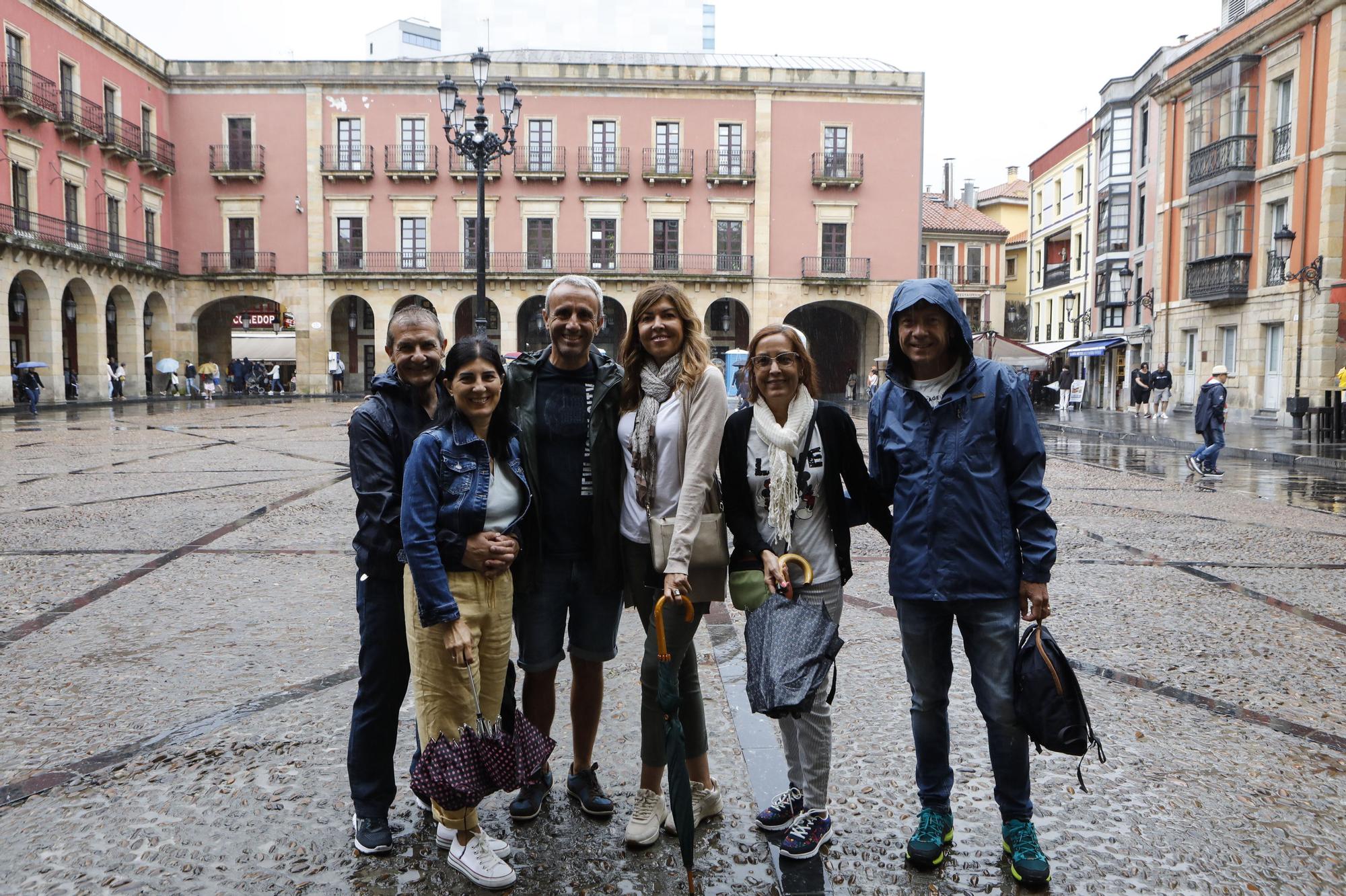 En imágenes: Los turistas, preparados para las lluvias asturianas