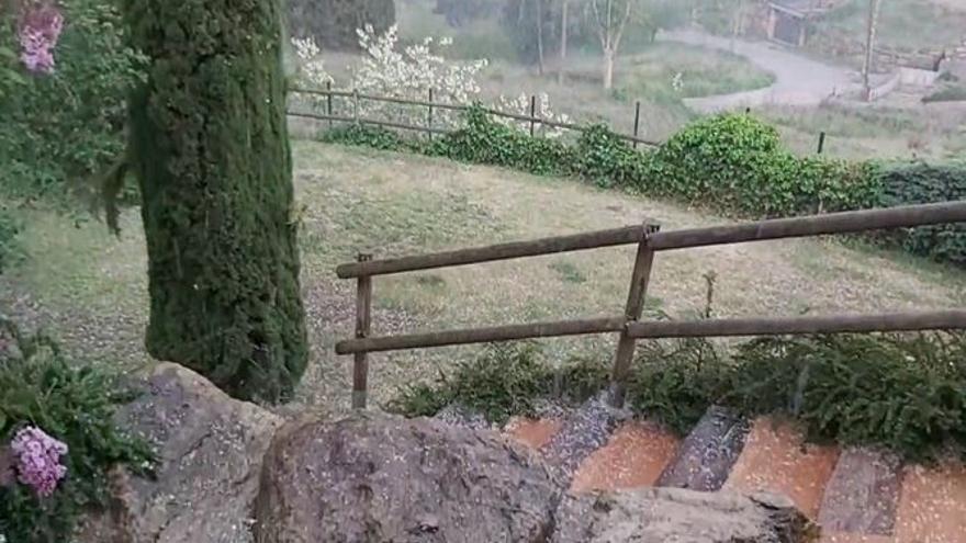 Un temporal de pluja i calamarsa sorprèn municipis del Moianès i el Bages