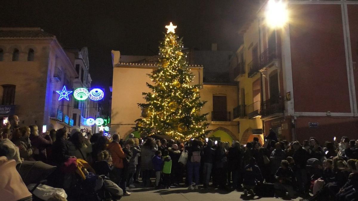 Las cámaras de Medi TV fueron testigos del encendido de las luces del árbol de Navidad de Vila-real.