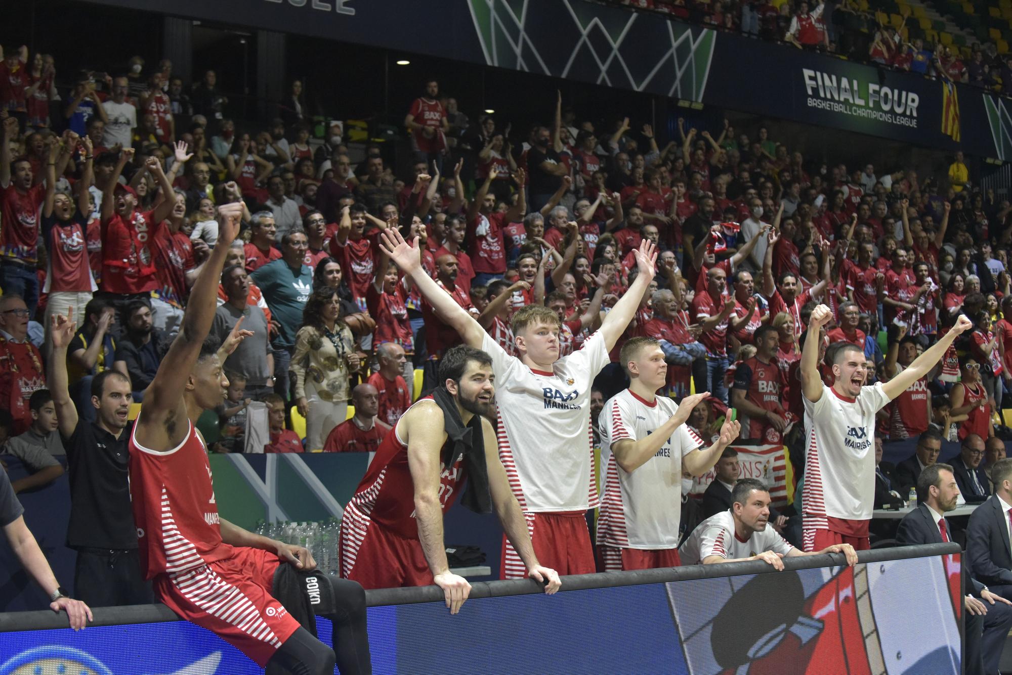 Una afició bolcada dona el seu escalf al Baxi Manresa en la semifinal de la Basketball Champions League