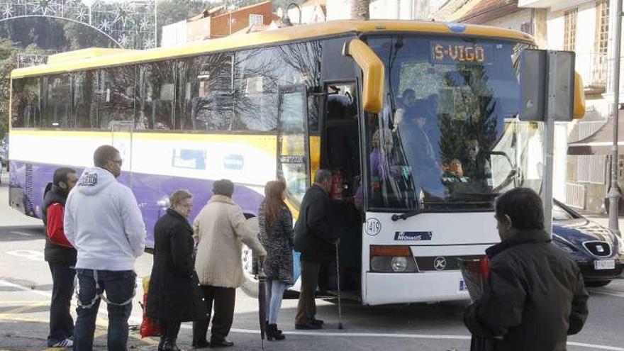 Cangueses suben al autobús cuya ruta se prolonga al hospital. // S.A.