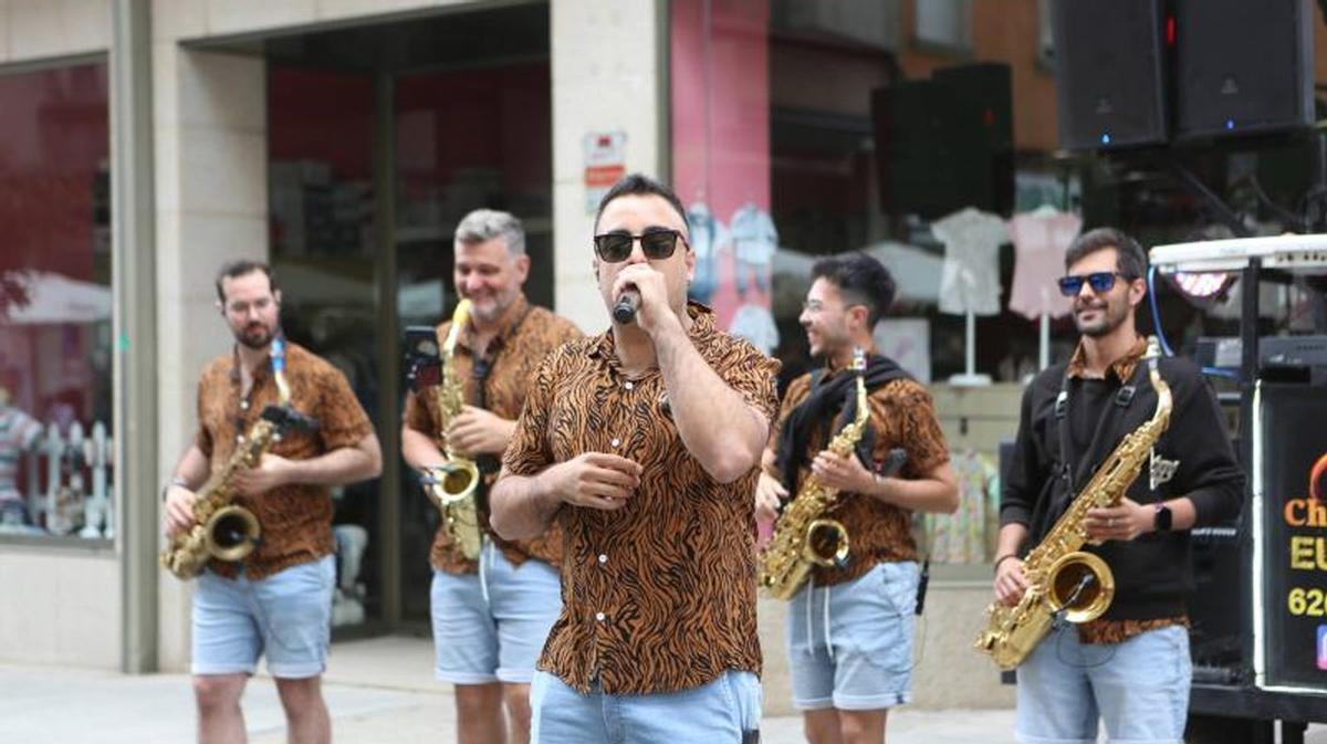 Pasacalles de la Charanga Europa por el centro de la villa.  | BERNABÉ/ AMANDA CASTRO