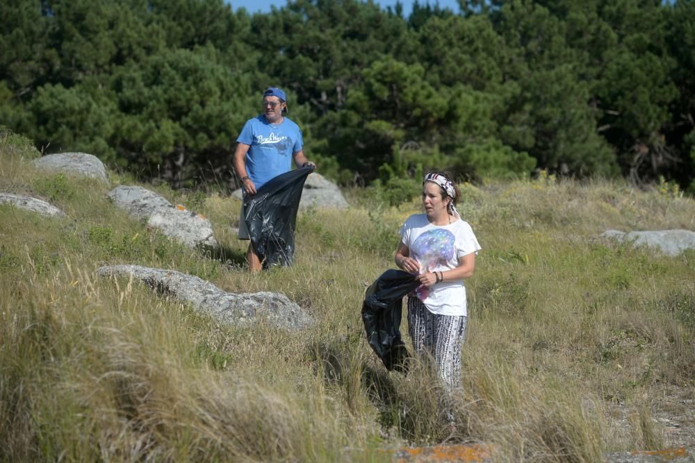 Voluntarios ponen a punto las playas de A Illa