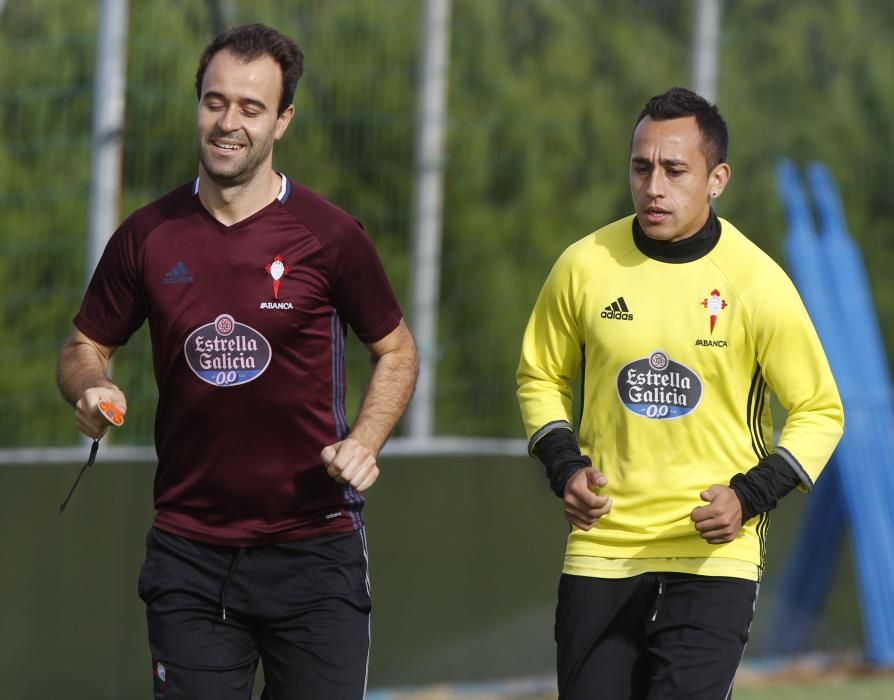 Los jugadores se ponen a las órdenes de Eduardo Berizzo para preparar a puerta cerrada el choque en Cornellá contra el conjunto perico. Orellana trabajó en el campo al margen de sus compañeros.