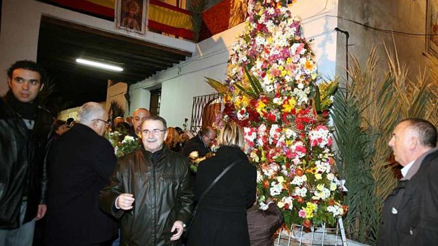 Los ilicitanos participaron de manera masiva en la tradicional ofrenda a la Virgen que se llevó a cabo en el Hort de les Portes Encarnades, desde donde saldrá hoy tras el hallazgo de Cantó